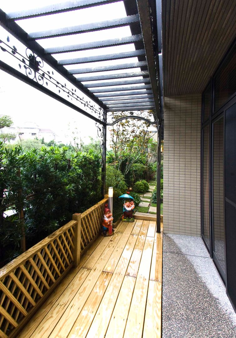 綠意簇擁的新古典宅, 錠揚設計有限公司 錠揚設計有限公司 Classic style balcony, veranda & terrace