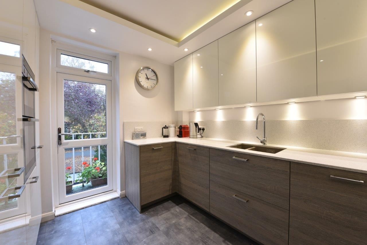 Brookes Kitchen Project, Diane Berry Kitchens Diane Berry Kitchens مطبخ مزيج خشب وبلاستيك Diane berry kitchen,Alno uk,wood effect,recessed lighting,coffered ceiling