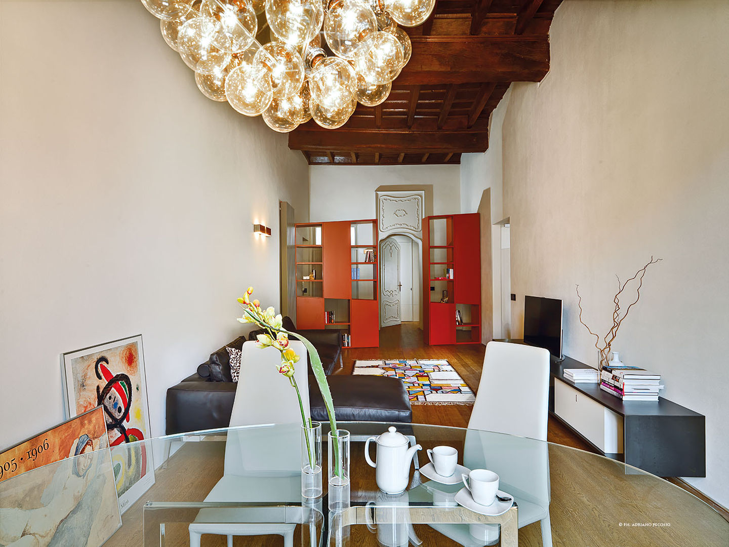 Appartamento in centro storico, studio antonio perrone architetto studio antonio perrone architetto Modern dining room