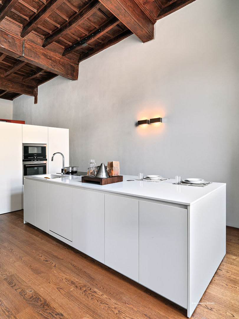 Appartamento in centro storico, studio antonio perrone architetto studio antonio perrone architetto Modern kitchen