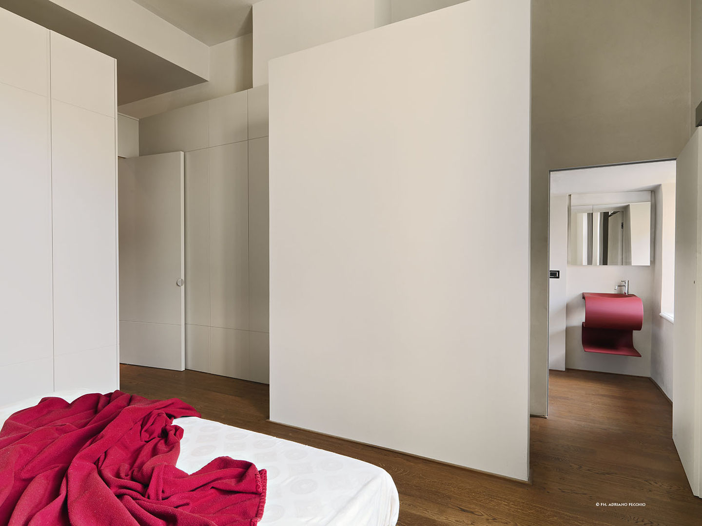 Appartamento in centro storico, studio antonio perrone architetto studio antonio perrone architetto Modern style bedroom