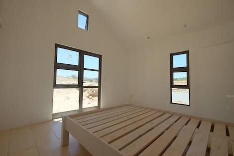 Mini-Holzhaus mit Terrasse: modern wohnen auf 50 qm, Greenpods Greenpods Skandinavische Schlafzimmer
