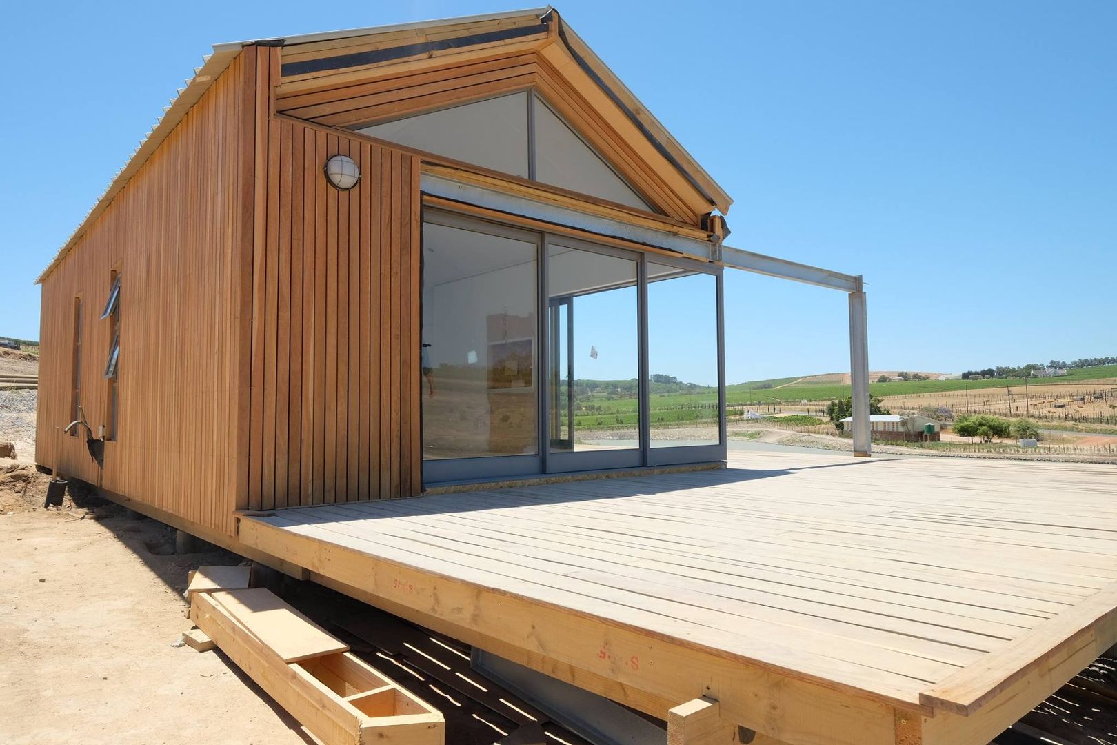 Mini-Holzhaus mit Terrasse: modern wohnen auf 50 qm, Greenpods Greenpods Skandinavische Häuser Holz Holznachbildung