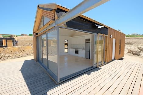 Mini-Holzhaus mit Terrasse: modern wohnen auf 50 qm, Greenpods Greenpods Skandinavische Häuser Holz Holznachbildung