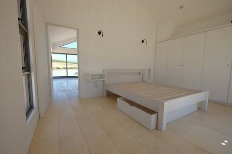 Mini-Holzhaus mit Terrasse: modern wohnen auf 50 qm, Greenpods Greenpods Klassische Schlafzimmer Holz Holznachbildung