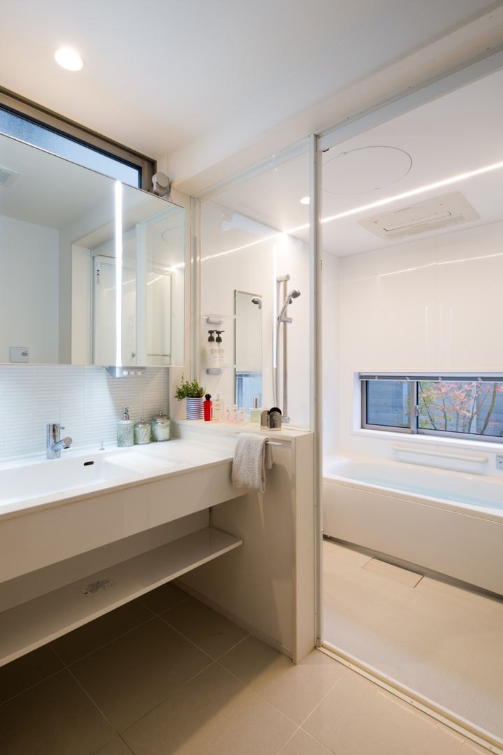 アイストップの家, Kenji Yanagawa Architect and Associates Kenji Yanagawa Architect and Associates Modern bathroom Plastic