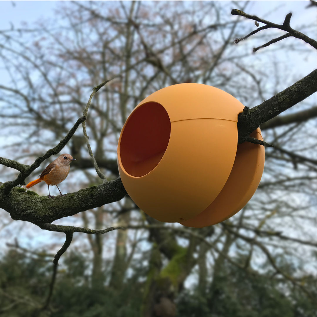birdball: The add-on birdfeeder Pragmatic Design® by studio michael hilgers Modern style gardens Synthetic Brown Accessories & decoration