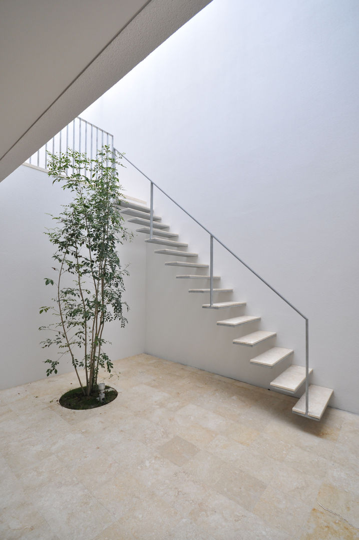 UM-HOUSE, 門一級建築士事務所 門一級建築士事務所 Modern corridor, hallway & stairs
