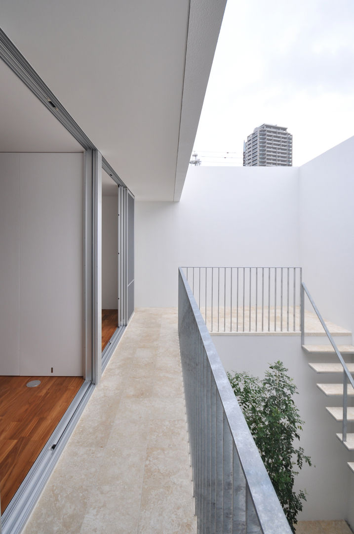 UM-HOUSE, 門一級建築士事務所 門一級建築士事務所 Moderner Balkon, Veranda & Terrasse