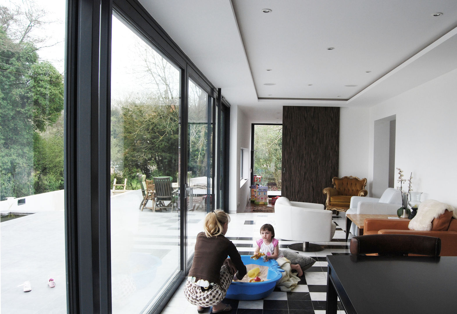 Light bathing Sitting Area ROEWUarchitecture Modern dining room