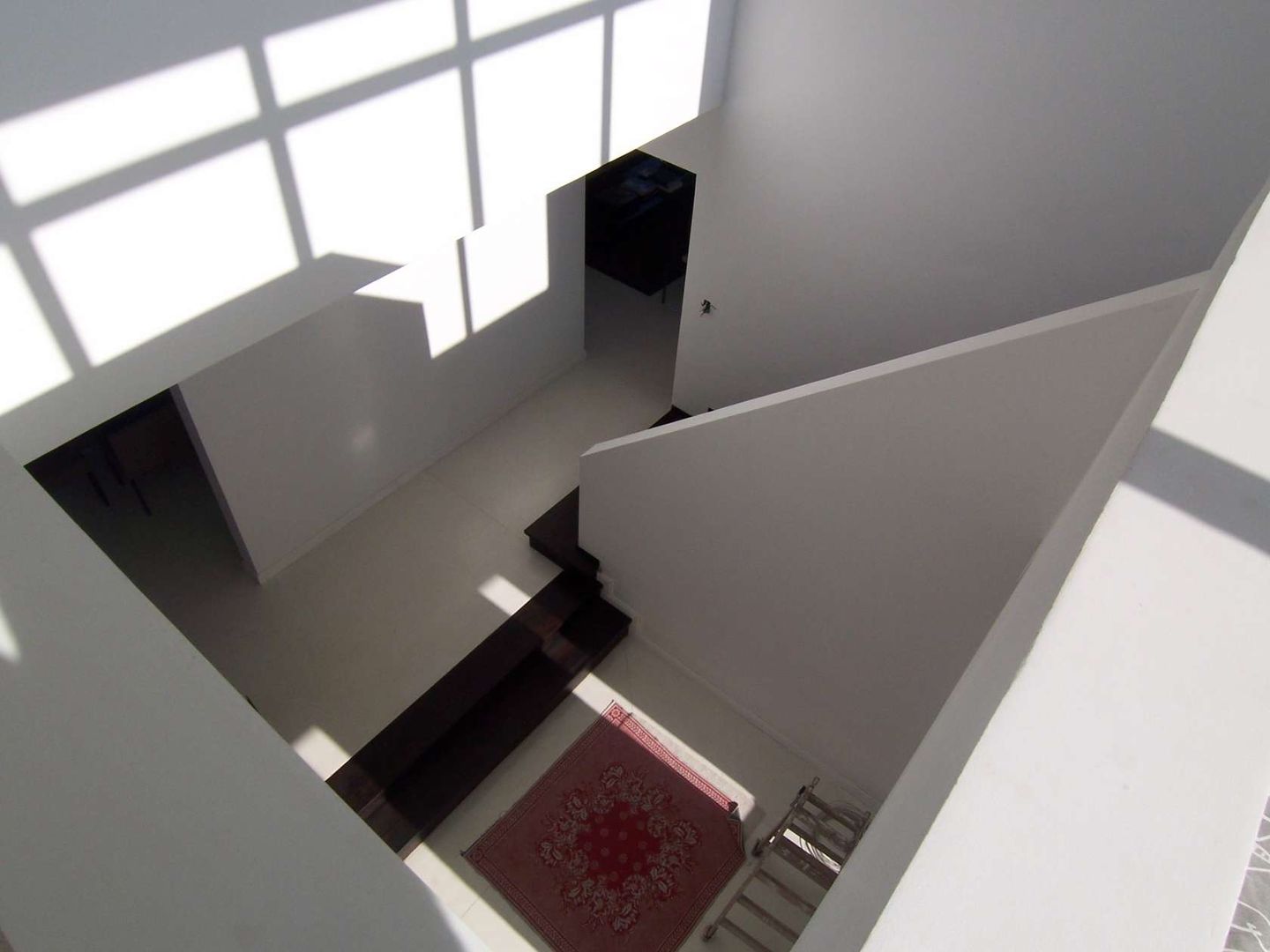 Hall con escaleras CIBA ARQUITECTURA Pasillos, vestíbulos y escaleras modernos hall,escalera,blanco y negro,monocromatico