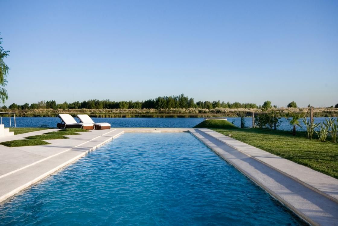 Arquitectura sensible y emocional, CIBA ARQUITECTURA CIBA ARQUITECTURA Hồ bơi phong cách hiện đại