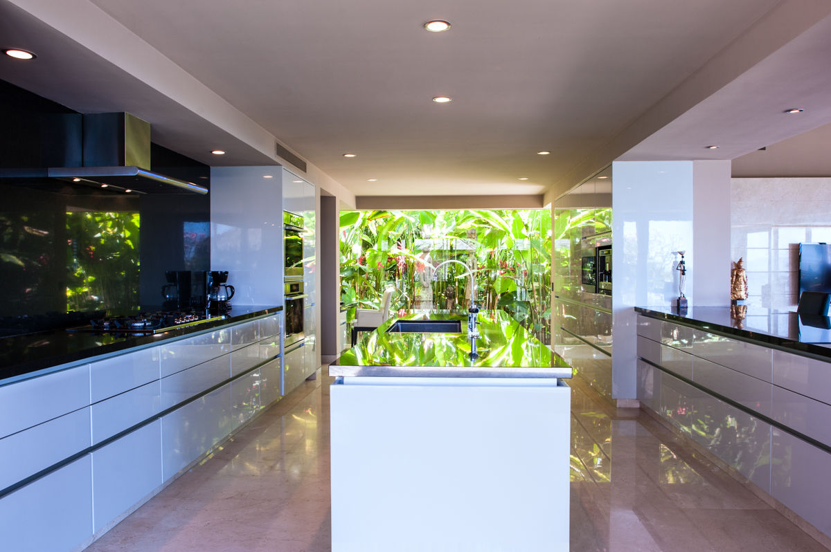 Cocina con vista al jardín Arcencielstudio Cocinas de estilo tropical Vidrio