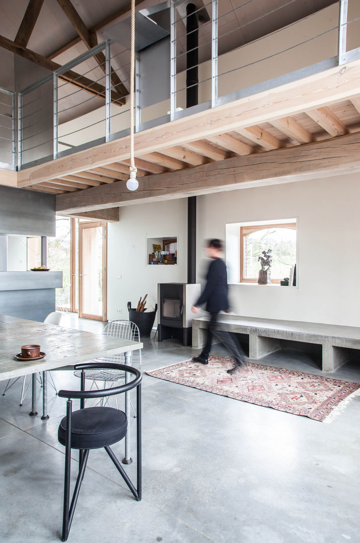 Inrichting brengt moderne en traditionele elementen samen JEANNE DEKKERS ARCHITECTUUR Landelijke woonkamers Beton Tafel,Eigendom,Meubilair,Het opbouwen van,Hout,architectuur,Vloeren,Grijs,Hal,Vloer