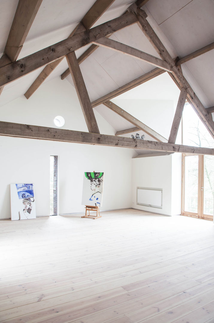 Werkplek met veel daglicht JEANNE DEKKERS ARCHITECTUUR Landelijke studeerkamer Hout Hout