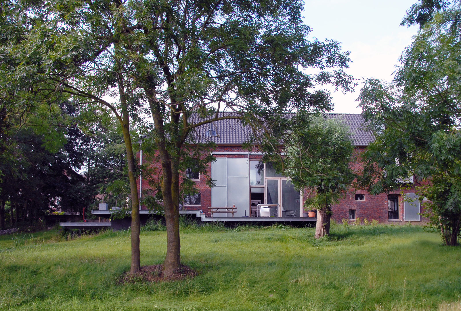 Jeanne Dekkers Architectuur verbouwd traditionele boerderij op bijzondere manier , JEANNE DEKKERS ARCHITECTUUR JEANNE DEKKERS ARCHITECTUUR Jardines de estilo rural Piedra