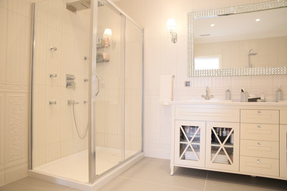 homify Modern bathroom