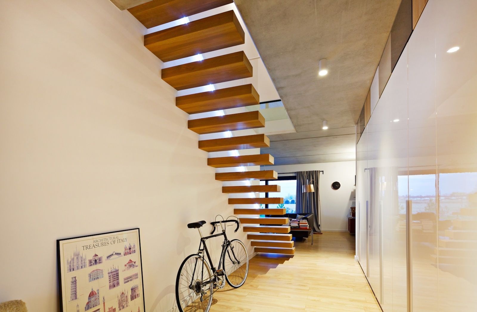 Kragarmtreppe Karlsruhe, lifestyle-treppen.de lifestyle-treppen.de Modern Corridor, Hallway and Staircase Wood Wood effect