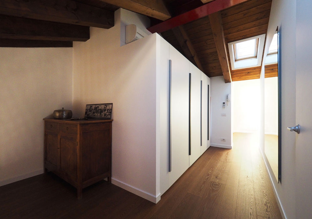 Casa per due artisti, LASAstudio LASAstudio Modern Corridor, Hallway and Staircase Wood Wood effect