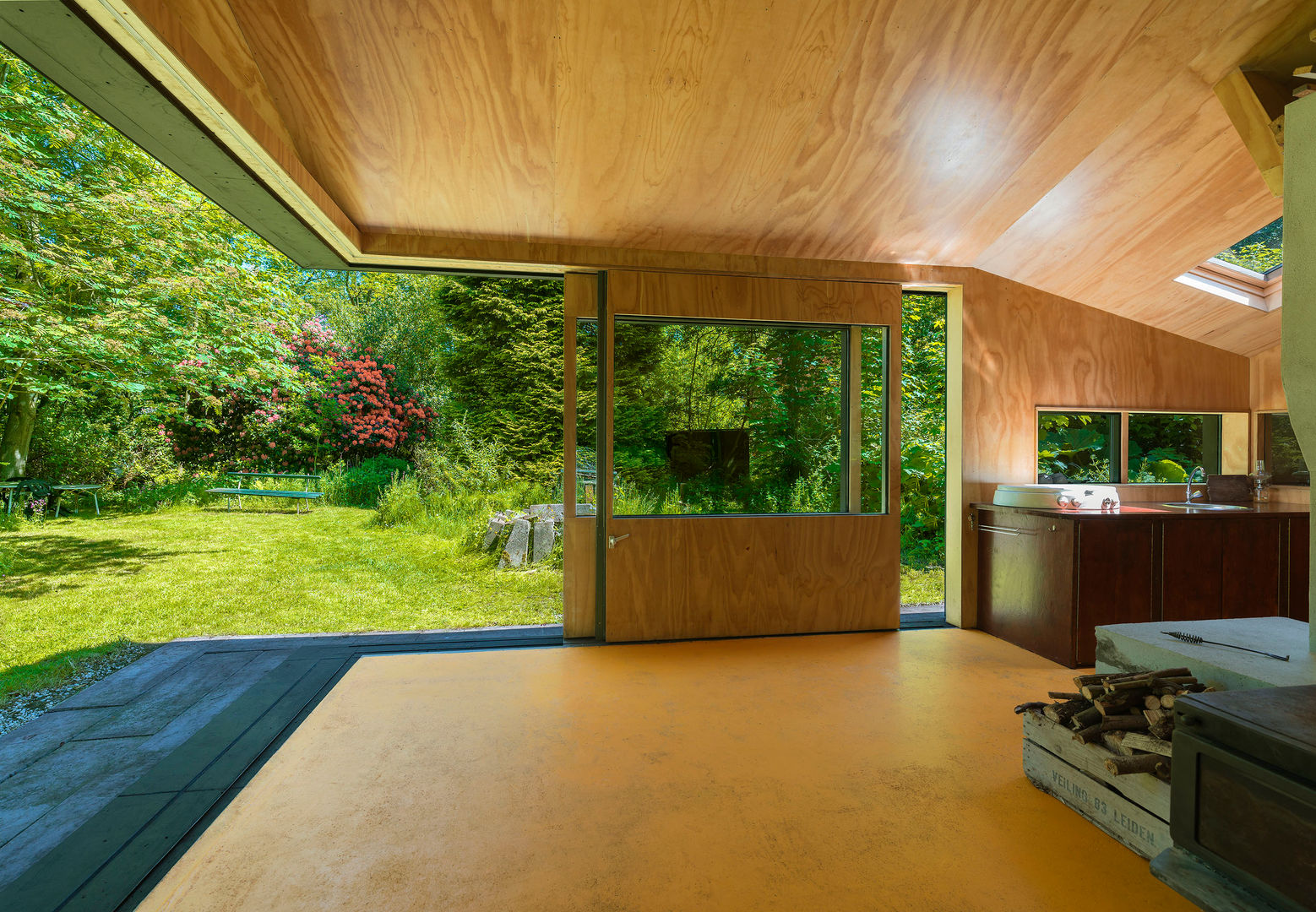 Thoreau's Cabin, cc-studio cc-studio Landelijke eetkamers Hout Hout Plant,Groente,Hout,Schaduw,Interieur ontwerp,Het opbouwen van,Boom,Vloeren,Vloer,Kamerplant