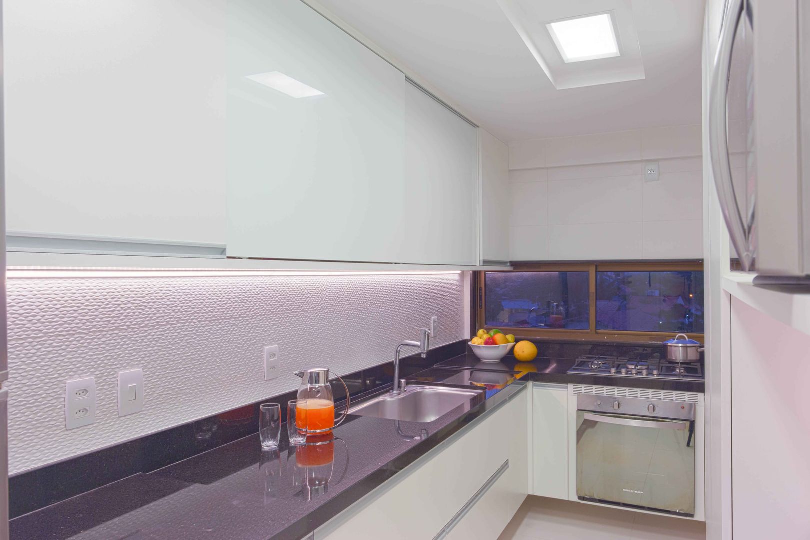 Cozinha branca e preta Ju Nejaim Arquitetura Classic style kitchen MDF