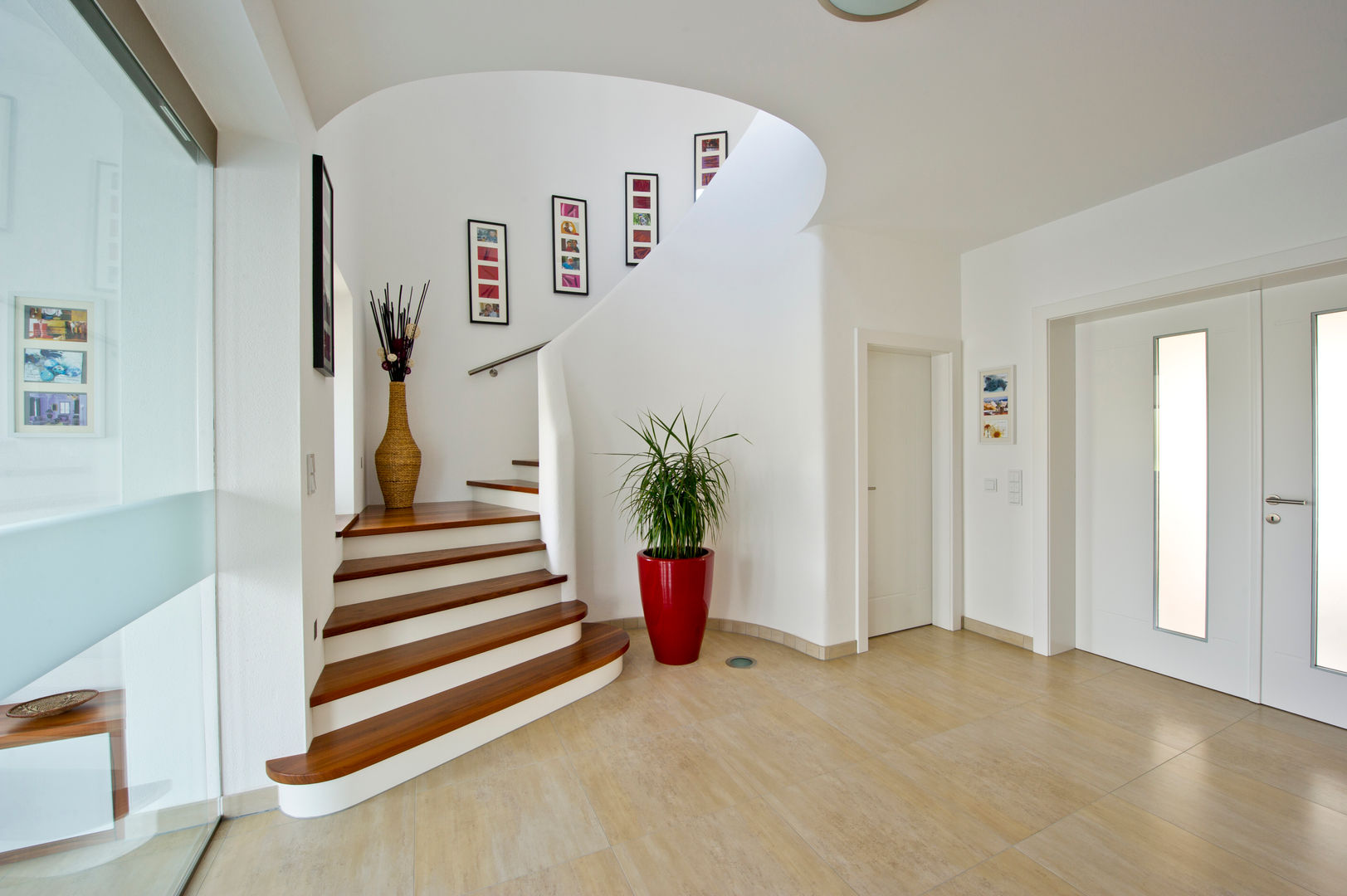 WimbergerHaus Huemer in Naarn, WIMBERGER WIMBERGER Mediterranean style corridor, hallway and stairs