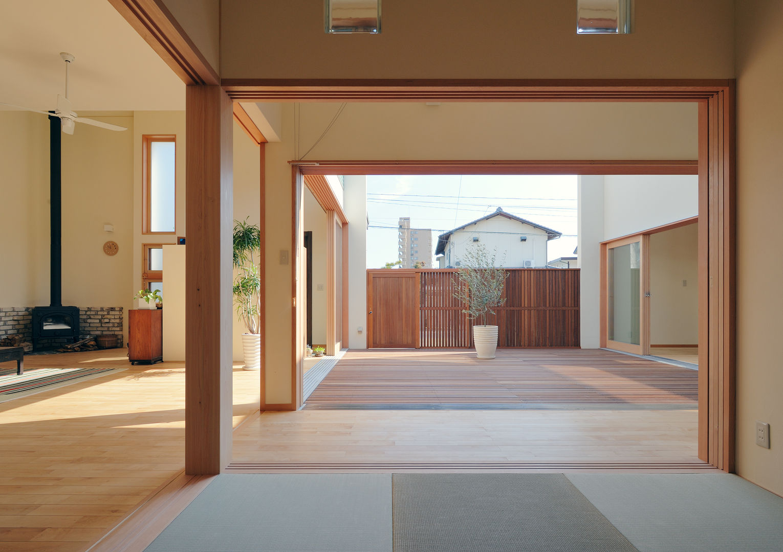 noir et blanc, stage Y's 一級建築士事務所 stage Y's 一級建築士事務所 Casas modernas Madera Acabado en madera