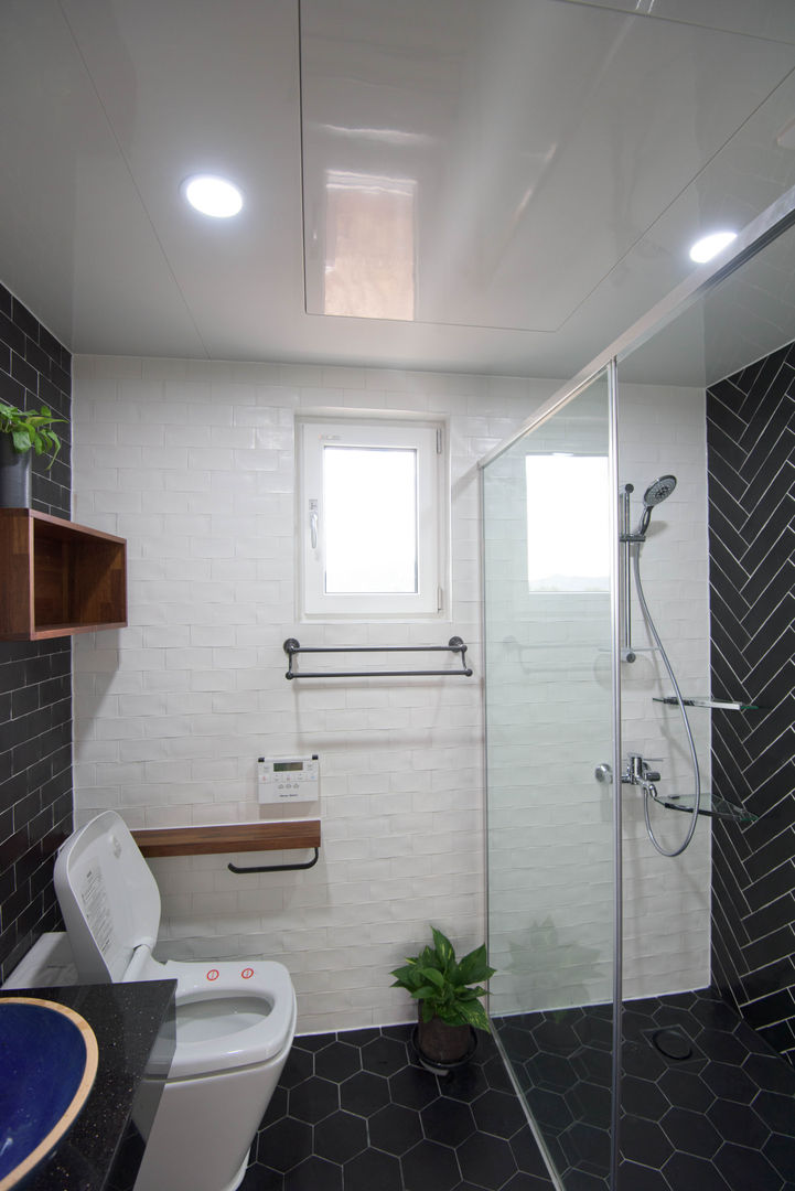 homify Modern bathroom