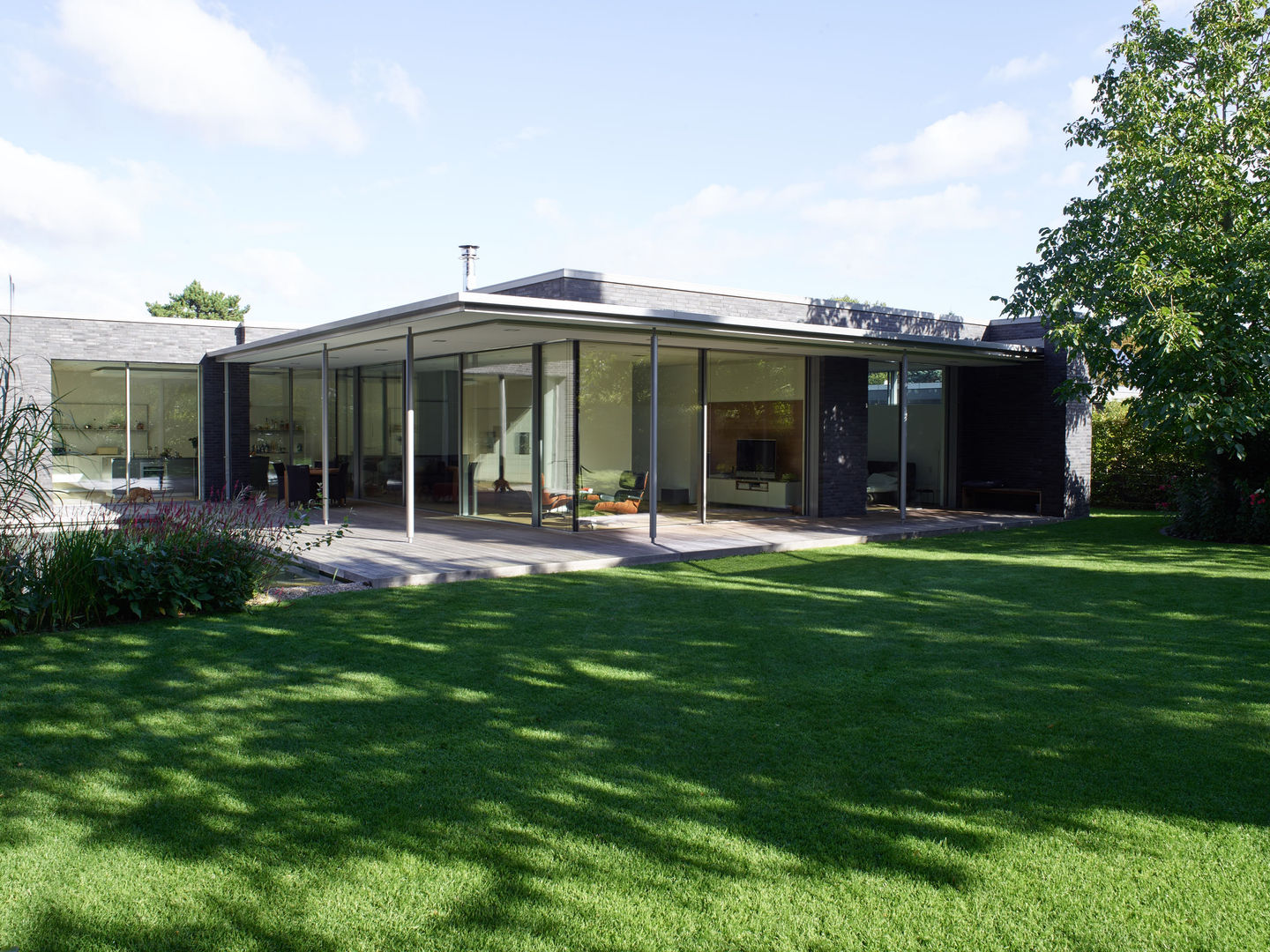 Bungalow Bauten, Burckhardt Metall Glas GmbH Burckhardt Metall Glas GmbH Moderne Häuser Himmel,Pflanze,Wolke,Gebäude,Eigentum,Schatten,Fenster,Grundstück,Die Architektur,Haus