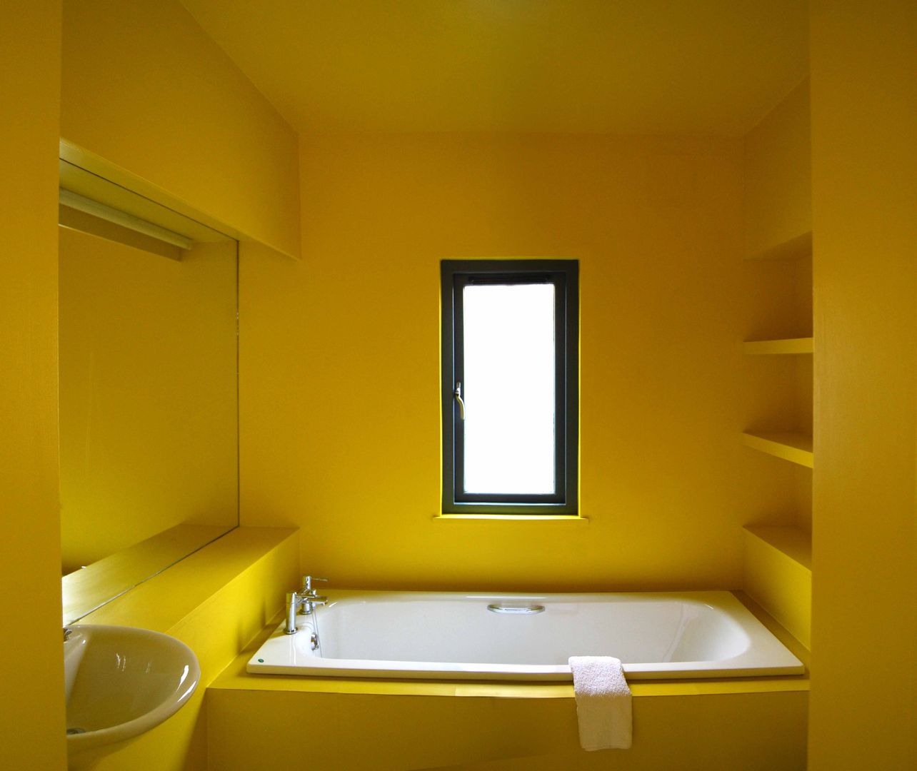 The Yellow Room ROEWUarchitecture Moderne badkamers Houtcomposiet Geel yellow,bathroom,mood
