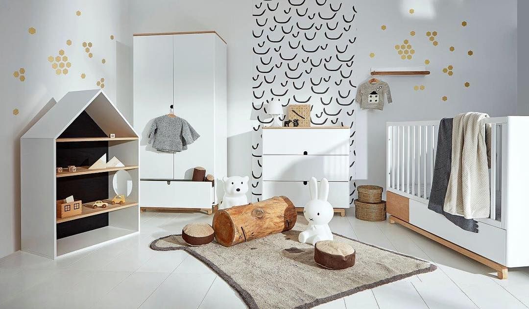 homify Klassieke kinderkamers Hout Hout Garderobe- & ladekasten