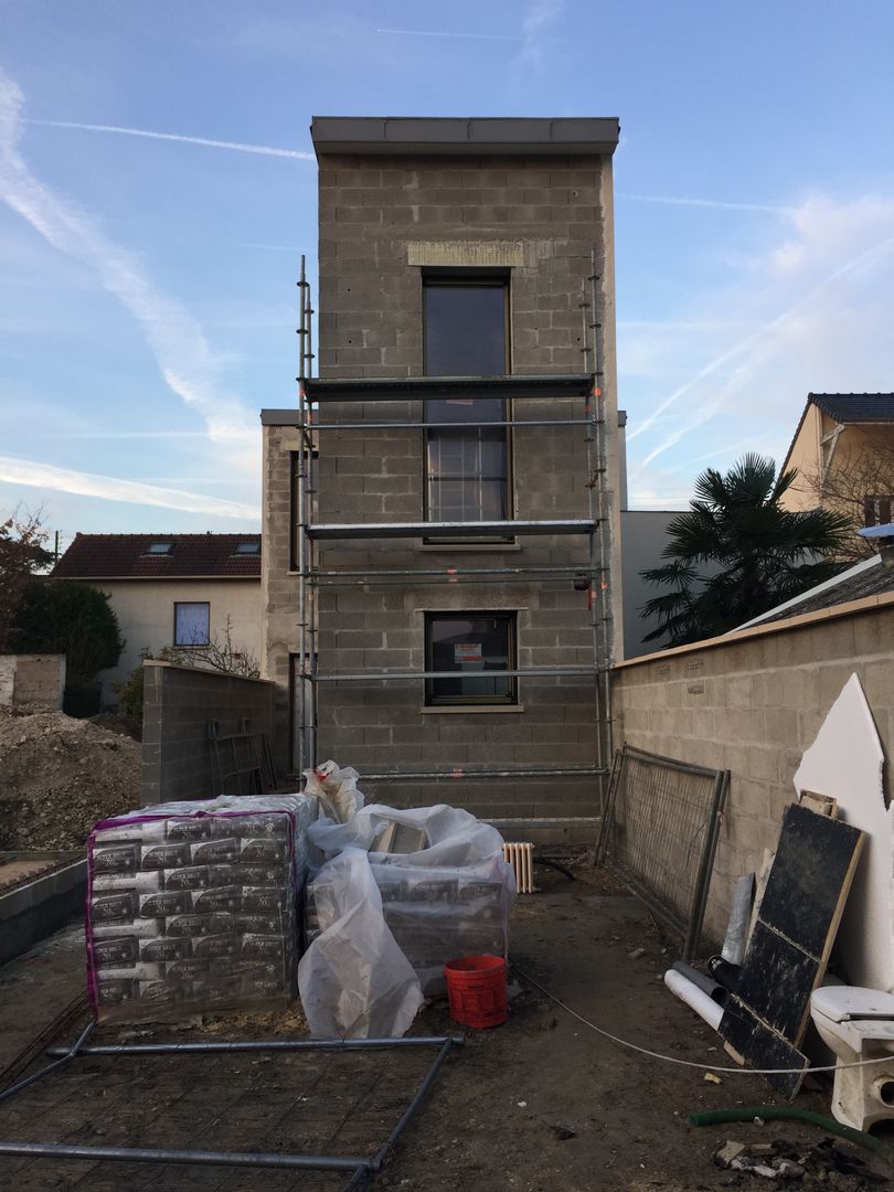 DEMOLITION, EXTENSION, SURELEVATION D'UNE MAISON INDIVIDUELLE. chantier en cours, Eric Rechsteiner Eric Rechsteiner Casas modernas