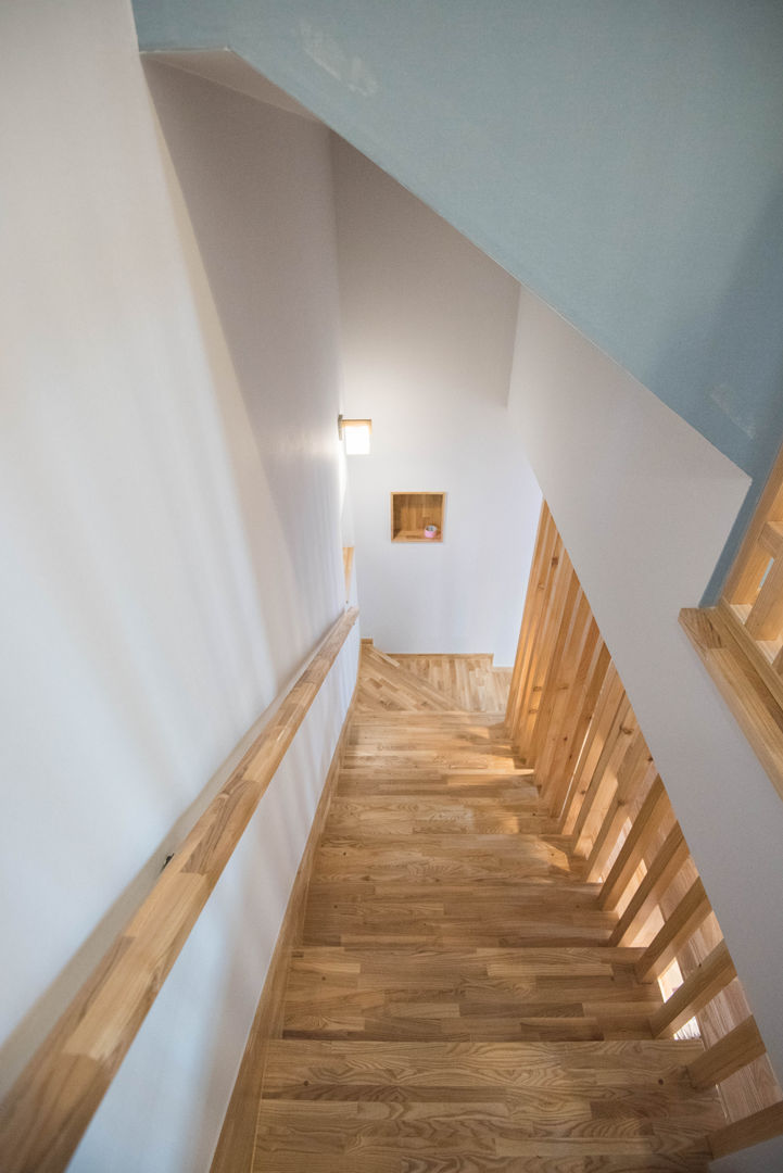 homify Pasillos, vestíbulos y escaleras modernos