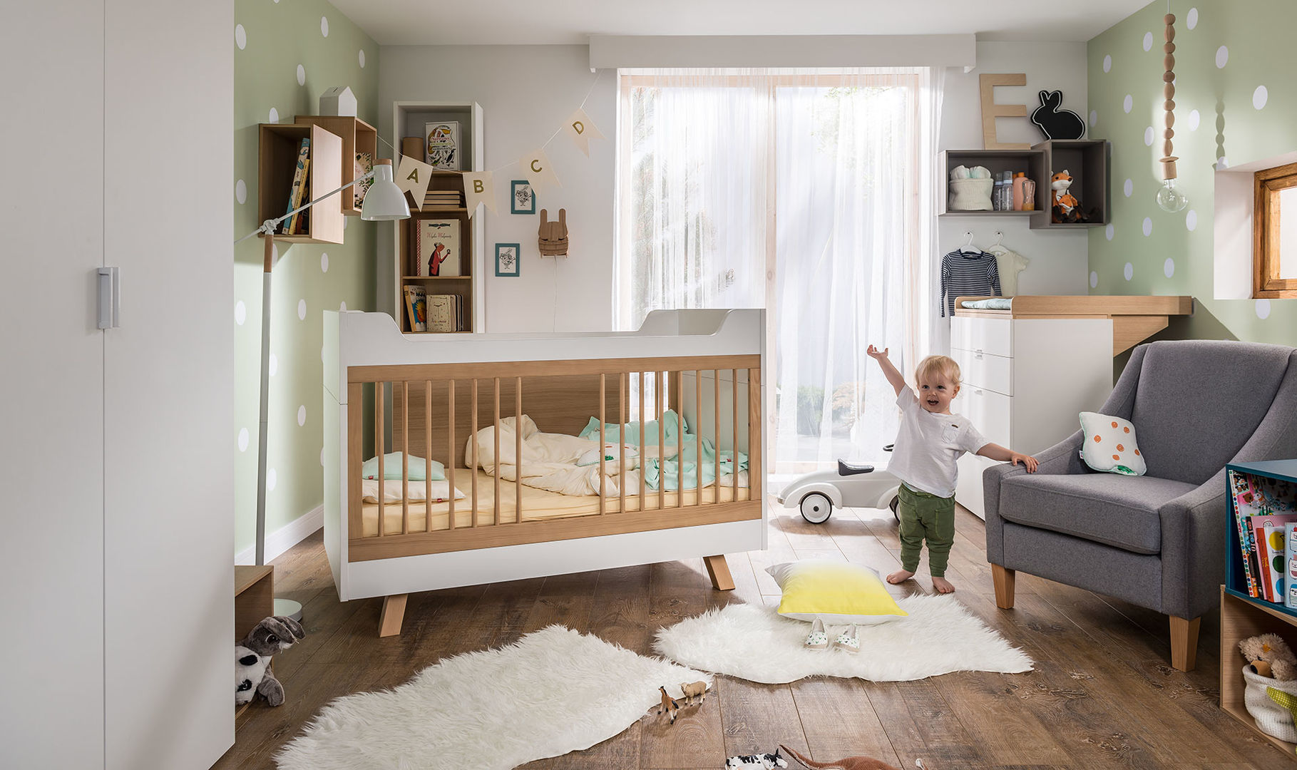 Scandinavian Baby Bedroom homify Rustic style nursery/kids room Beds & cribs