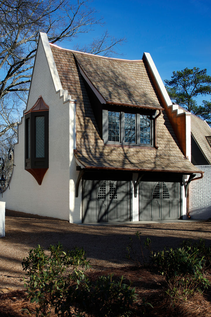 Ridgeview Showhouse, Christopher Architecture & Interiors Christopher Architecture & Interiors Garage/shed