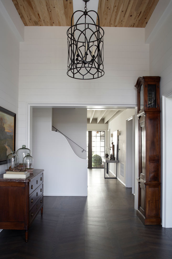 Ridgeview Showhouse, Christopher Architecture & Interiors Christopher Architecture & Interiors Eclectic style corridor, hallway & stairs