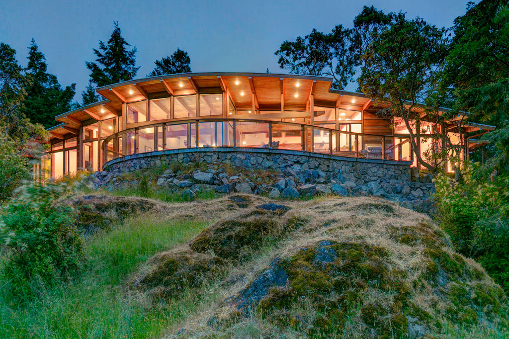 Arbutus House - Exterior View from Ridge Helliwell + Smith • Blue Sky Architecture 現代房屋設計點子、靈感 & 圖片