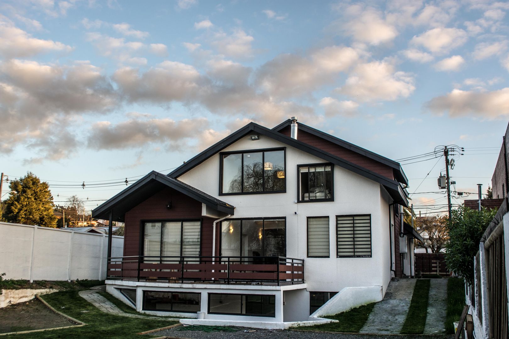 Rehabilitación de vivienda en la localidad de Penco, ARQUITECTURA E INGENIERIA PUNTAL LIMITADA ARQUITECTURA E INGENIERIA PUNTAL LIMITADA オリジナルな 家 コンクリート