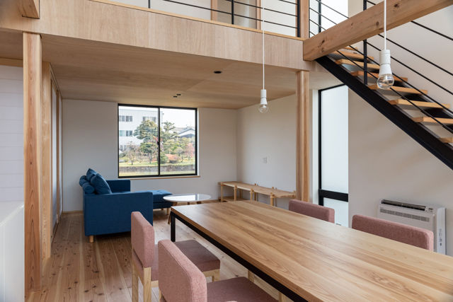 HOUSE IN MARUOKA, TTA+A 高橋利明建築設計事務所 TTA+A 高橋利明建築設計事務所 Modern dining room