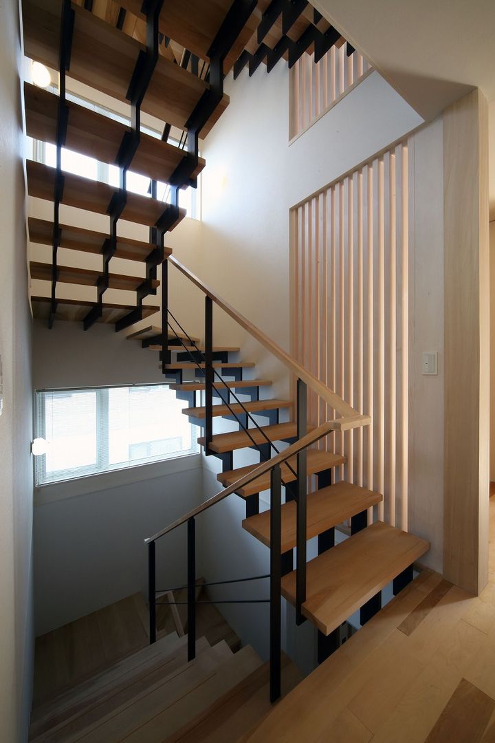 双空の家, 富谷洋介建築設計 富谷洋介建築設計 Modern corridor, hallway & stairs