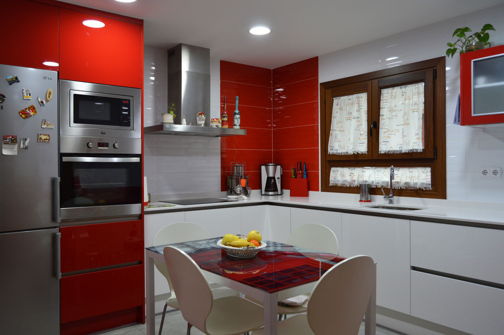 Rojo Ferrari, Estudio de Cocinas Musa Estudio de Cocinas Musa Moderne Küchen