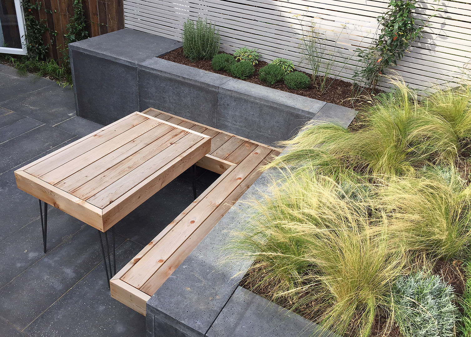 Bespoke Western Red Cedar hairpin leg table and built in floating bench Tom Massey Landscape & Garden Design حديقة