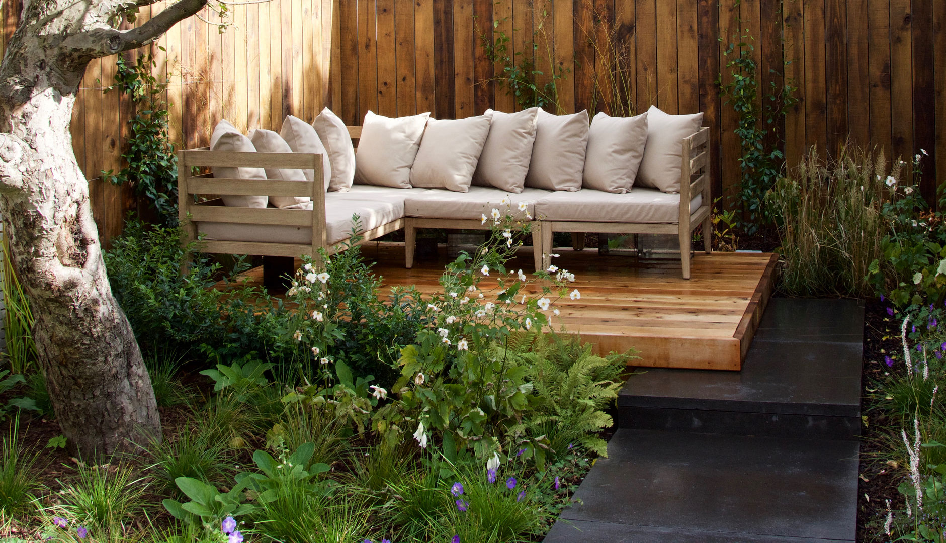 Western Red Cedar Deck with outdoor lounge furniture Tom Massey Landscape & Garden Design Modern garden