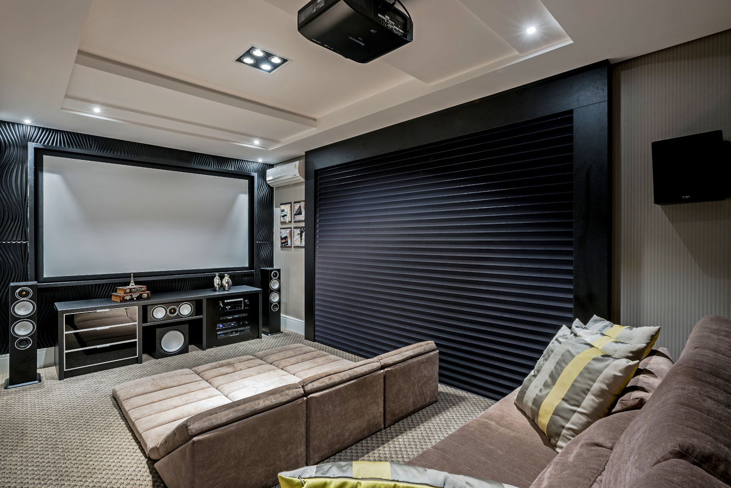 HOME THEATER TRÍADE ARQUITETURA Salas de estar modernas HOME THEATER,AUTOMAÇÃO,SALA DE CINEMA