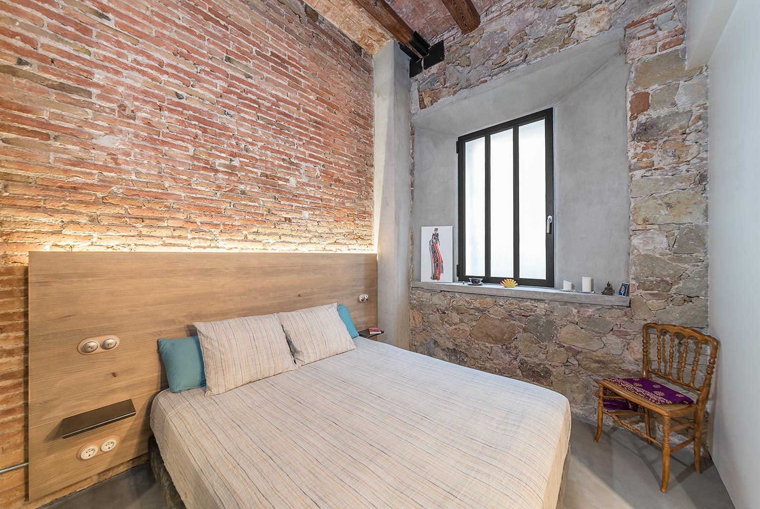 Un Piso con Personalidad Atrevida y mucho Estilo, N.A. Construcción N.A. Construcción Camera da letto in stile rustico Laterizio