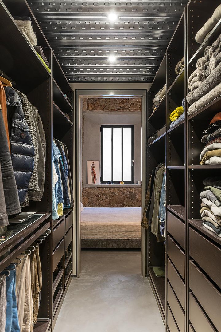 Un Piso con Personalidad Atrevida y mucho Estilo, N.A. Construcción N.A. Construcción Closets