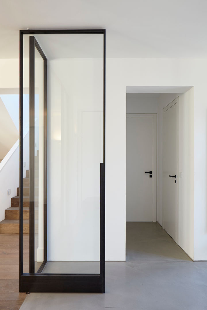 Haus Ku., Lioba Schneider Architekturfotografie Lioba Schneider Architekturfotografie Modern corridor, hallway & stairs