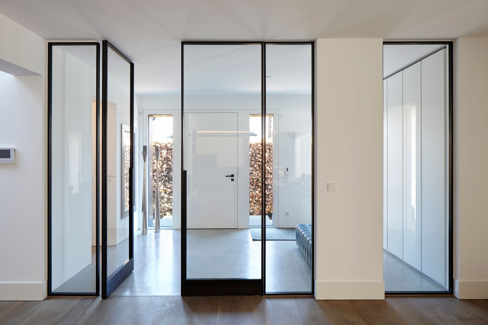 Haus Ku., Lioba Schneider Architekturfotografie Lioba Schneider Architekturfotografie Modern Corridor, Hallway and Staircase