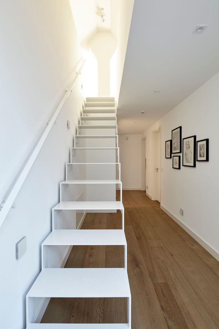 Haus Ku., Lioba Schneider Architekturfotografie Lioba Schneider Architekturfotografie Modern corridor, hallway & stairs