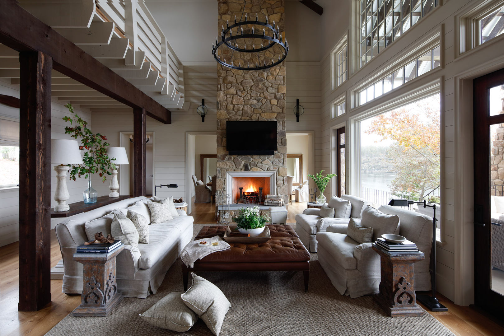 Lakefront Retreat, Christopher Architecture & Interiors Christopher Architecture & Interiors ラスティックデザインの リビング